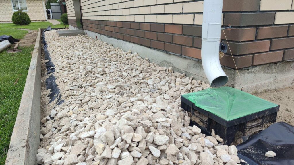 установка дождеприёмника в отмостке